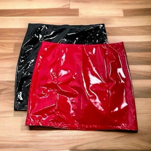 Lot  of 2 - latex faux vegan patent leather mini skirts - Picture 3 of 8